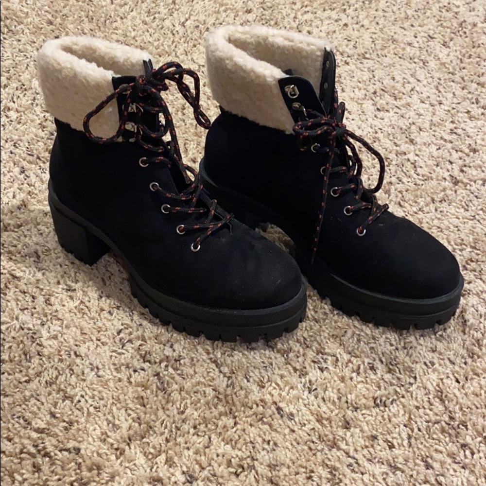 Platform black boot with Sherpa